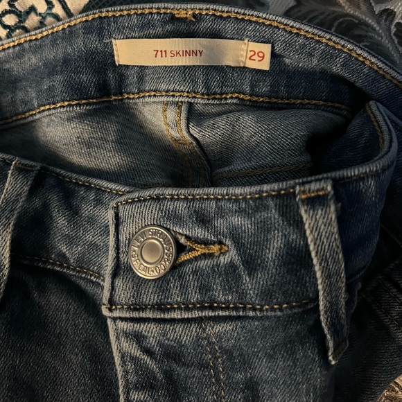 Levi’s 711 Light Wash Skinny Jeans - Picture 6 of 7